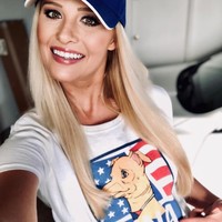 Diserbu hujatan dari netizen, Tomi Lahren yang memang dikenal sebagai pendukung Presiden Trump itu tak gentar. Dia membalas berbagai kritikan terhadap dirinya. Dia tetap konsisten menyebut tindakan pemerintah AS menyemprotkan gas air mata ke imigran ilegal yang menerobos perbatasan bukanlah hal yang salah. Menurutnya justru para imigran ilegal tersebut yang melakukan kesalahan menerobos perbatasan. Foto: Instagram @tomilahren