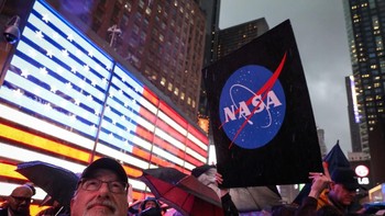 Ini suasana massa di Times Square, New York, yang ikut menyaksikan detik-detik pendaratan Insight. Foto: Reuters