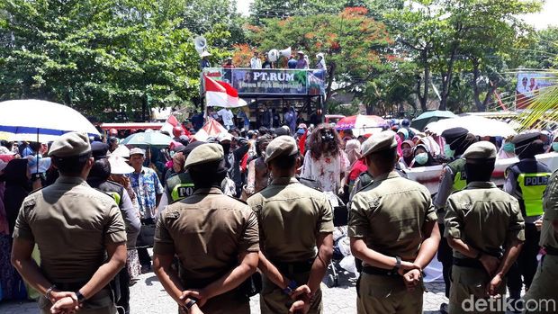 Aksi demo warga menuntut PT RUM Sukoharjo ditutup. 