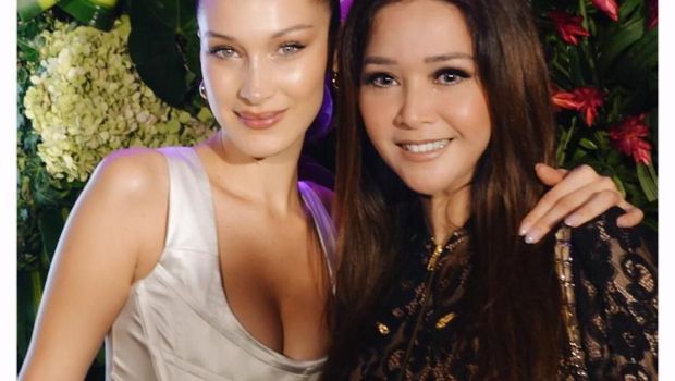 Maia Foto Bareng Bella Hadid, Ibu Ahok Jualan Kue Kering