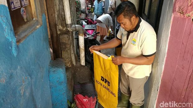 Warga Dibantu TNI Bersihkan Sisa Banjir Astanaanyar