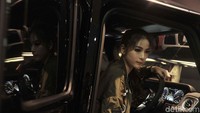 Model duduk di kursi sopir Mercedes-AMG G 63 Edition 1. Mobil ini hanya ada 2 di Indonesia dengan harga jual sekitar Rp 6 miliar ke atas.