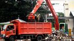 Sampah Penuhi Pintu Air Manggarai