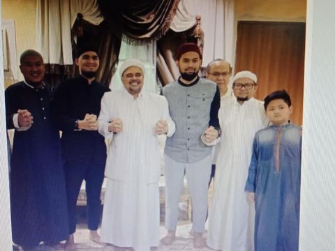 Deretan Artis yang Pernah Bertemu dan Foto Bareng Habib Rizieq di Mekkah