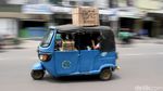 Aksi Berbahaya Bajaj Obesitas Meluncur di Jalanan Jakarta