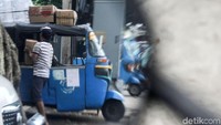 Kendaraan roda tiga ini sejatinya digunakan sebagai transportasi umum untuk mengangkut penumpang atau orang.