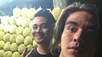 Saat di Medan, Chris sempat mampir untuk mencicip durian. Lihaat nih gayanya setelah makan durian.  Foto: Instagram