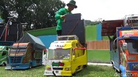 Selain untuk menyalurkan hobi, berkumpul seminggu sekali, para anggota komunitas juga memanfaatkan miniatur tersebut untuk kegiatan sosial. Jika ada warga sekitar yang membutuhkan perangkat sound system mereka dengan senang hati meminjami.