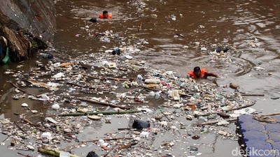 Sampah Penuhi Pintu Air Manggarai
