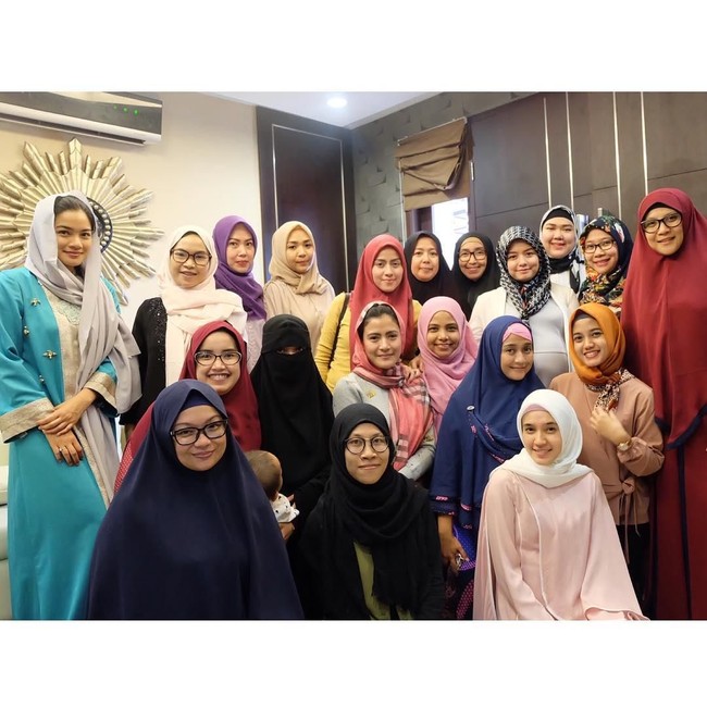 Sosok lainnya yang tampil berbeda saat menghadiri kajian adalah Titi Kamal. Ia memilih pashmina panjang dipakai simple saat menghadiri pengajian bersama Jihan Fahira hingga Shireen Sungkar. Foto: Istimewa