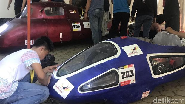 Mahasiswa peserta kontes tengah menyiapkan mobil hemat energi buatannya