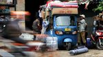 Aksi Berbahaya Bajaj Obesitas Meluncur di Jalanan Jakarta
