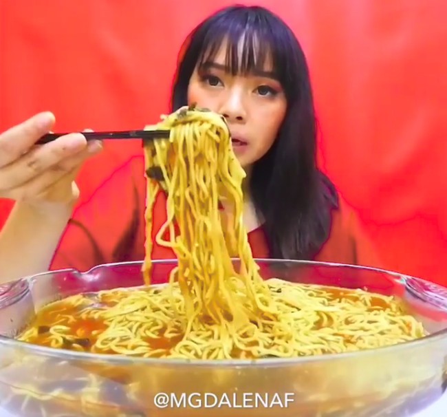 Bikin Ngakak! 5 Instagramer Ini Punya Gaya Makan Kocak Banget