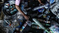 Menurut pengepul, saat ini sampah plastik seperti botol, gelas, sedotan dan plastik keras masih menjadi bisnis yang menjanjikan.