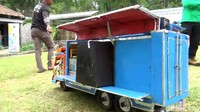 Seperangkat miniatur truk plus sound system minimal mengabiskan Rp 2 juta. Semakin rumit dan semakin bagus semakin mahal.