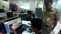 Kasudin Dukcapil Jakarta Pusat, Remon Mastadian, tengah memantau petugas yang sedang membuat Kartu Identitas Anak (KIA) di Kantor Wali Kota Jakarta Pusat, Selasa (27/11/2018).
