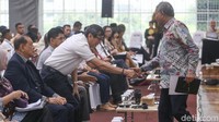 Ketua KPK Agus Rahardjo menyalami Menkum HAM Yasona Laoly.