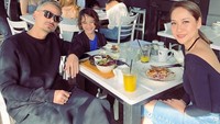 Late breakfast, tulis BCL dalam akun Instagramnya saat ia sekeluarga sedang makan di Toast Bakery Cafe Inc di LA. Foto: Instagram @bclsinclair