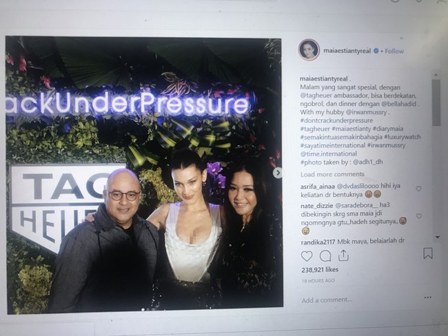 Dengan gaya seksinya ini, Bella Hadid juga berpose dengan Maia Estianty, yang saat itu turut hadir bersama suaminya bos Time International, Irwan Mussry. Foto: Instagram