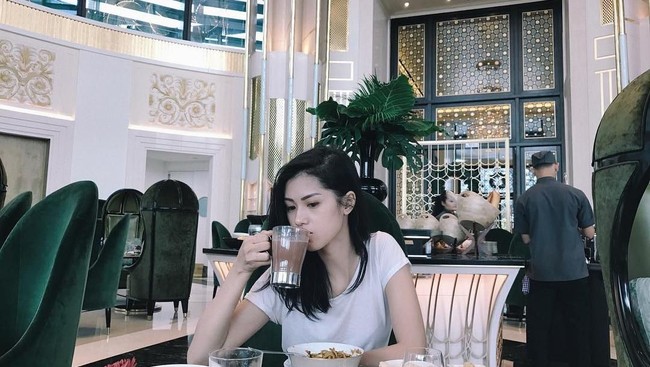 Cantiknya Kekasih Chef Juna Saat Ngopi hingga Larisnya Kue Buatan Mama Ahok