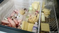 Selain susu segar, traveler juga bisa mencoba susu dengan aneka rasa seperti cokelat dan strawberry. Ada pula aneka keju untuk oleh-oleh (Randy/detikTravel)