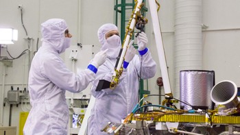 Lengan robotik yang akan digunakan InSight untuk mengambil beragam sampel di Mars sedang diujicoba. Foto: NASA