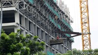 Pekerja melakukan proses pembangunan rumah susun dp 0 di Pondok Kelapa, Jakarta Timur, Selasa (27/11/2018).