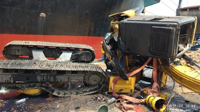 Pekerja Tewas Tertimpa Backhoe di Pelabuhan Indah Kiat Cilegon Pekerja Tewas Tertimpa Backhoe di Pelabuhan Indah Kiat Cilegon