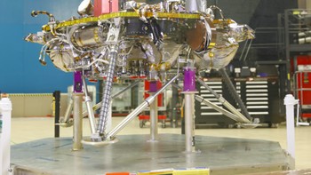 Ini adalah penampakan 3 kaki yang akan menopang InSight saat mendarat di permukaan planet Merah. Foto: NASA