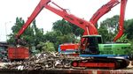 Sampah Penuhi Pintu Air Manggarai