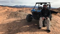Beragam kegiatan dia lakukan. Mulai dari bersepeda, skydiving, paralayang, surfing, mobil offroad, mobil ski, motor trail, kemping dan lainnya. (charliedkeller/Instagram)