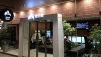 Terminal ini dilengkapi banyak fasilitas seperti ruang tunggu di dalam ruangan, smooking area, area komersil hingga toilet yang bersih. Menunggu pun tak lagi terasa lama karena dibuat nyaman.