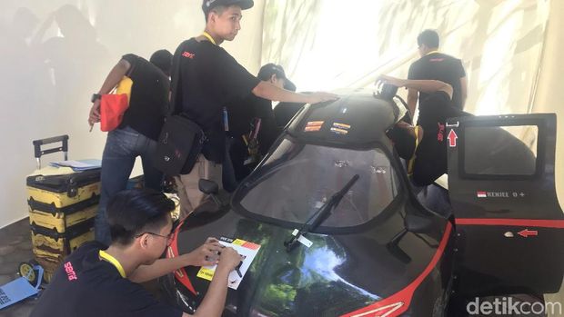 Salah satu peserta kontes mobil hemat energi di Padang, Sumatera Barat