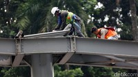 Pagar JPO juga dibongkar.