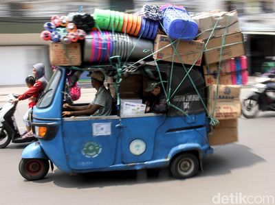 Aksi Berbahaya Bajaj Obesitas Meluncur di Jalanan Jakarta