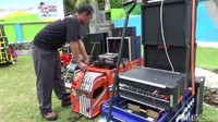 Eits! Jangan dikira miniatur sound system yang ada di miniatur truk hanya hiasan. Perangkat sistem suara tersebut berfungsi seperti sound system kebanyakan.