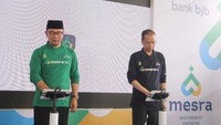 Secara simbolis Gubernur Jawa Barat Ridwan Kamil (kiri) didampingi oleh Direktur Utama bank bjb Ahmad Irfan (kanan) menekan tombol saat peluncuran program bjb Mesra di Masjid Al-Hikmah, Leuwiliang, Bogor, Jawa Barat, Selasa (27/11). Foto: dok. Bjb