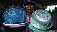 Alat-alat rumah tangga dari plastik juga banyak ditemui di lokasi ini.