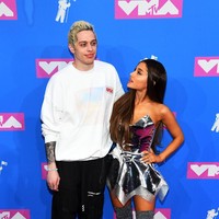 Salah satu penampilan Ariana yang paling dibicarakan adalah saat ia hadir bersama mantan tunangannya Pete Davidson di MTV Video Music Awards 2018. Ketika itu, ia bikin pangling karena menggerai rambut. (Foto: Getty Images)