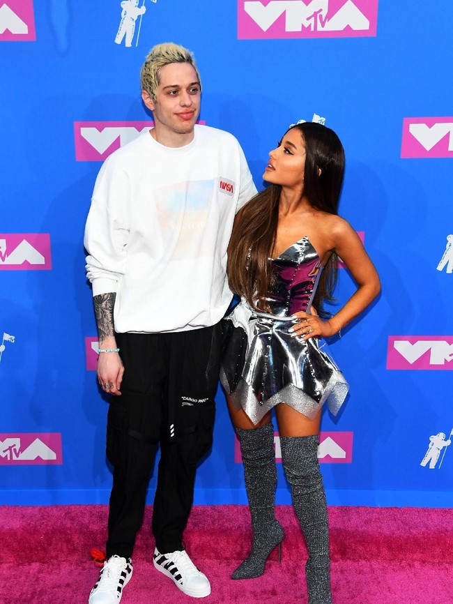 Salah satu penampilan Ariana yang paling dibicarakan adalah saat ia hadir bersama mantan tunangannya Pete Davidson di MTV Video Music Awards 2018. Ketika itu, ia bikin pangling karena menggerai rambut. (Foto: Getty Images)