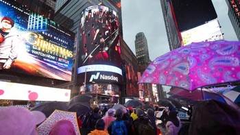Board video di Times Square New York ikut menyiarkan tayangan langsung proses pendaratan InSight di Mars. Hujan tak menghalangi animo penonton di lokasi tersebut. (Foto: Joel Kowsky/NASA via Getty Images)