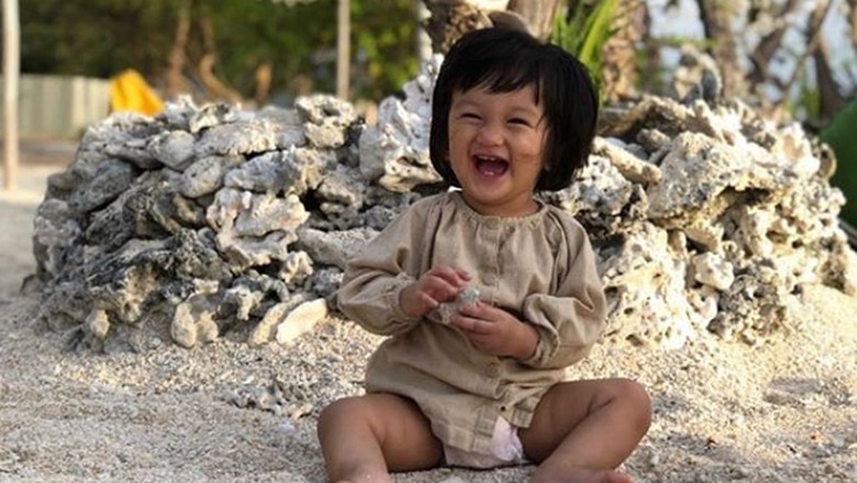Salma Jihane, Putri Kecil Rio Dewanto yang Gemar Baca Buku /Foto: instagram Salma Jihane, Putri Kecil Rio Dewanto yang Gemar Baca Buku /Foto: instagram