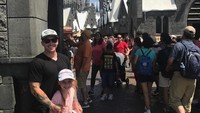 Charlie juga menghabiskan waktu bersama putrinya di taman rekreasi. Ini mereka saat di The Wizarding World of Harry Potter di Universal Studios Hollywood. (charliedkeller/Instagram)