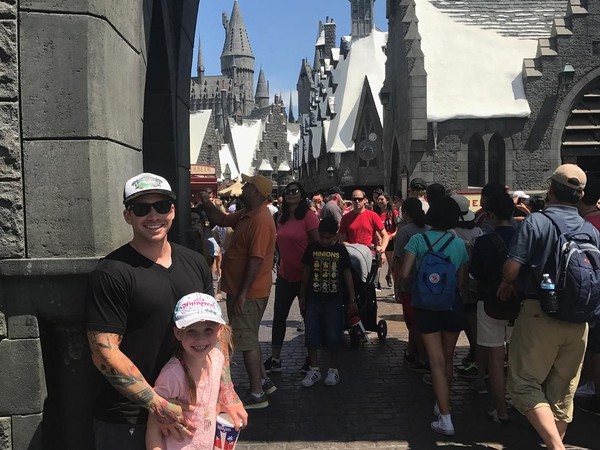 Charlie juga menghabiskan waktu bersama putrinya di taman rekreasi. Ini mereka saat di The Wizarding World of Harry Potter di Universal Studios Hollywood. (charliedkeller/Instagram)
