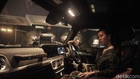 Nah siapa yang mau disopiri model cantik ini? Siap-siap bakal tertarik kepalanya ke belakang ya, karena mobil ini bisa melaju cepat. Kecepatan maksimum 240 kmh dan berakselerasi dari 0-100 kmh dalam waktu 4,4 detik.