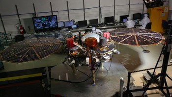 Inilah wujud robot InSight ketika sedang diujicoba di fasilitas Lockhedd Martin di Colorado. Foto: NASA