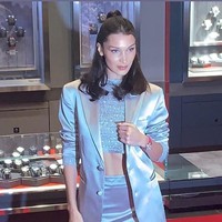  Sementara setelan jas dan rok mini datang dari label SSS World Corp, yang dipesan secara khusus. Foto: Instagram/@bellahadid, @farahkhanofficial, @sssworldcorp