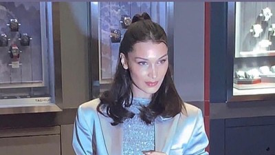 Gaya Seksi Bella Hadid Pakai Baju Terbalik Saat datang ke Malaysia