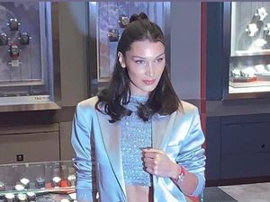 Gaya Seksi Bella Hadid Pakai Baju Terbalik Saat datang ke Malaysia