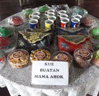Semangatnya Ibunda Ahok Jualan Kue Kering di Belitung